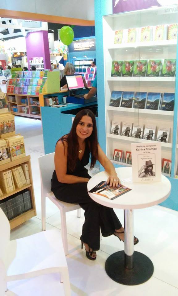 Karioka presentando su libro de poesía en la Feria del Libro