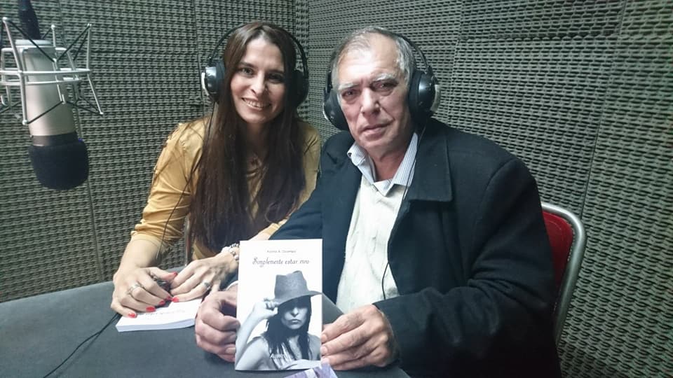 Karioka presentando su libro de poesía en la Feria del Libro