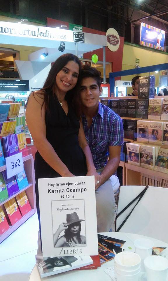 Karioka presentando su libro de poesía en la Feria del Libro