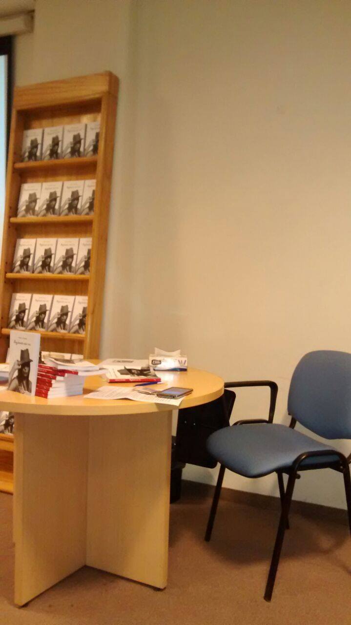Karioka presentando su libro de poesía en la Feria del Libro